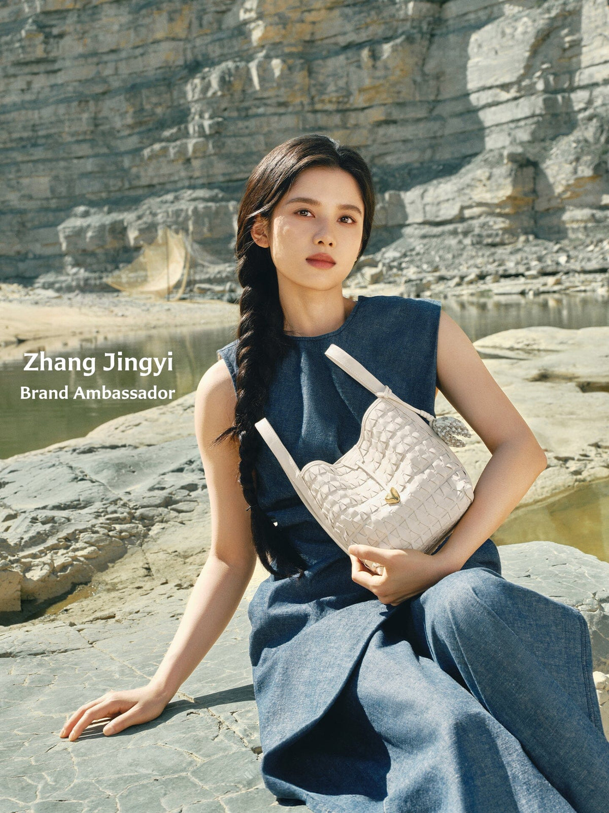 An elegant bucket bag made from lattice