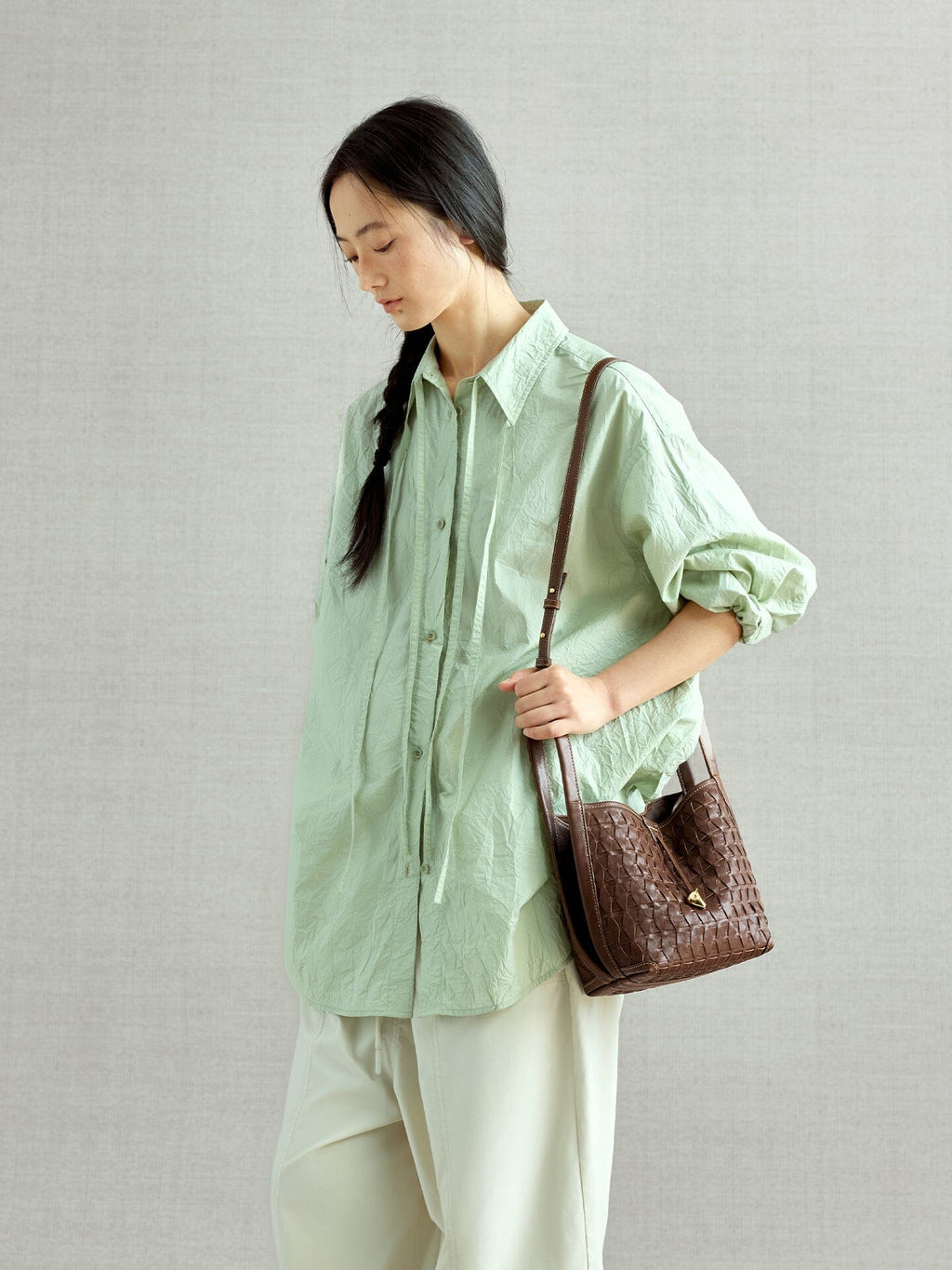 An elegant bucket bag made from lattice