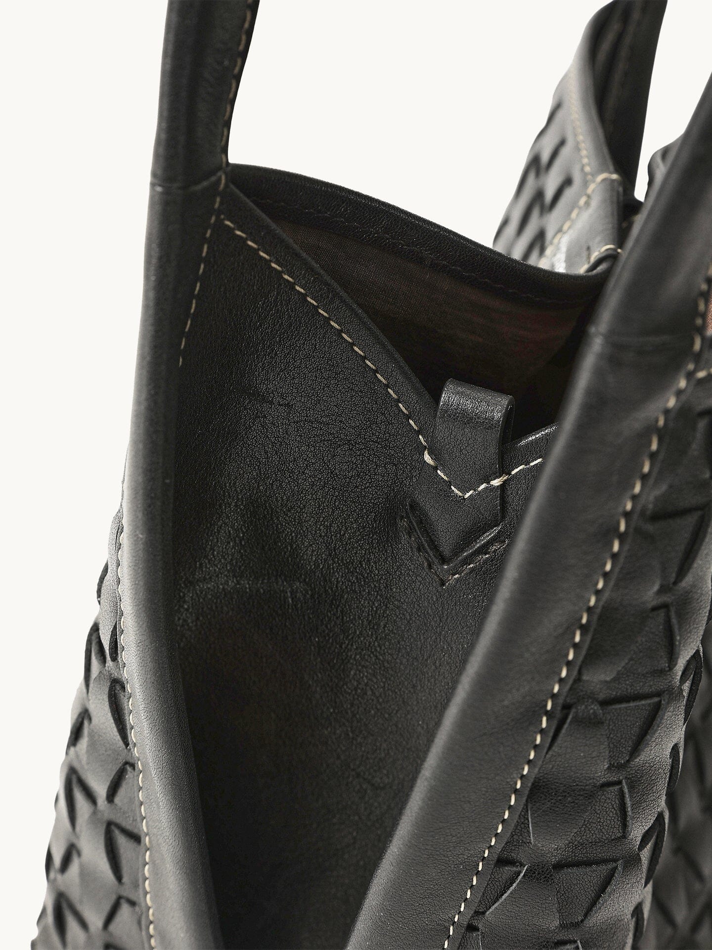 An elegant bucket bag made from lattice