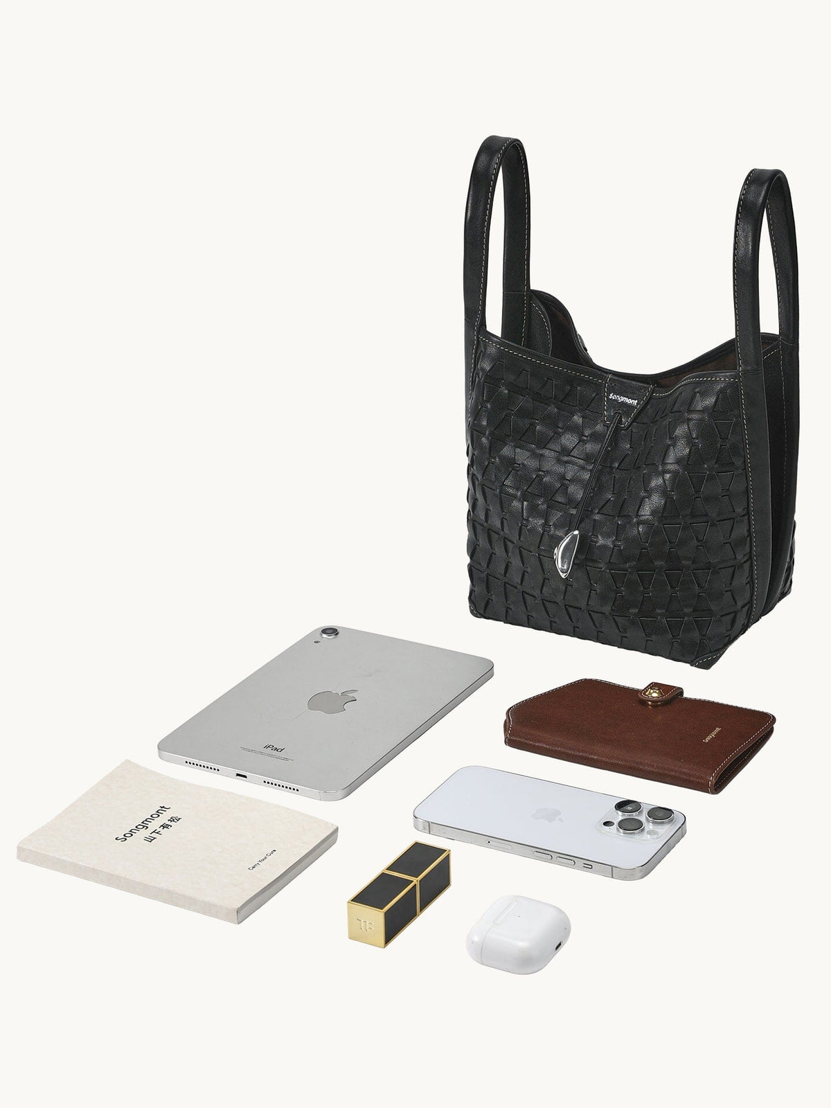 An elegant bucket bag made from lattice