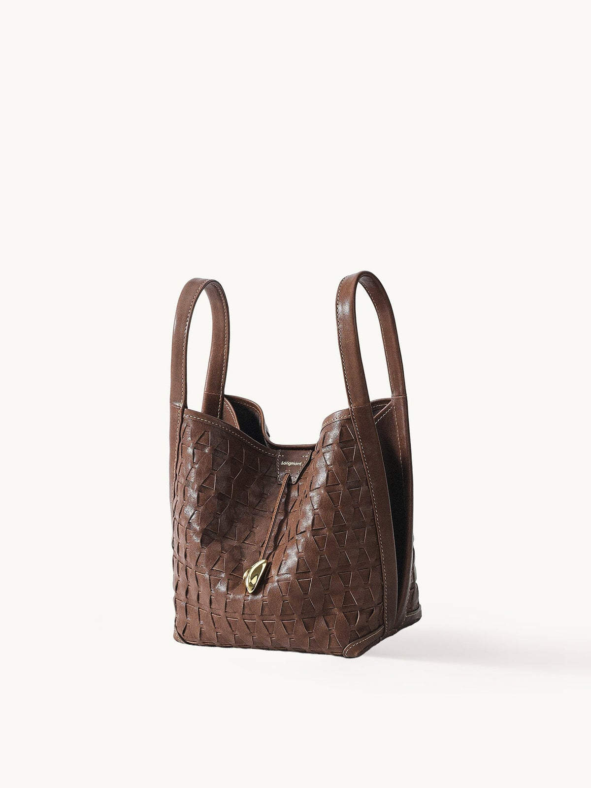 An elegant bucket bag made from lattice
