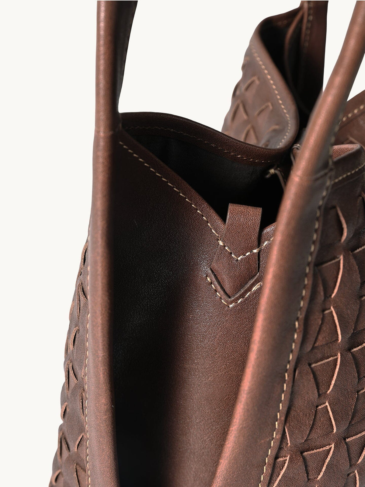 An elegant bucket bag made from lattice