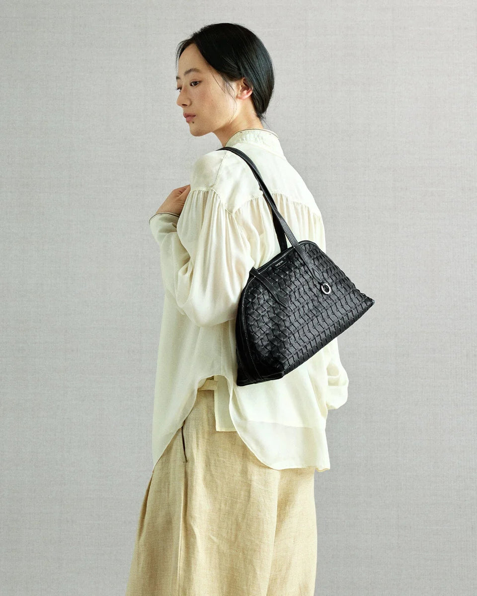 Handbag with lattice shellseeker pattern