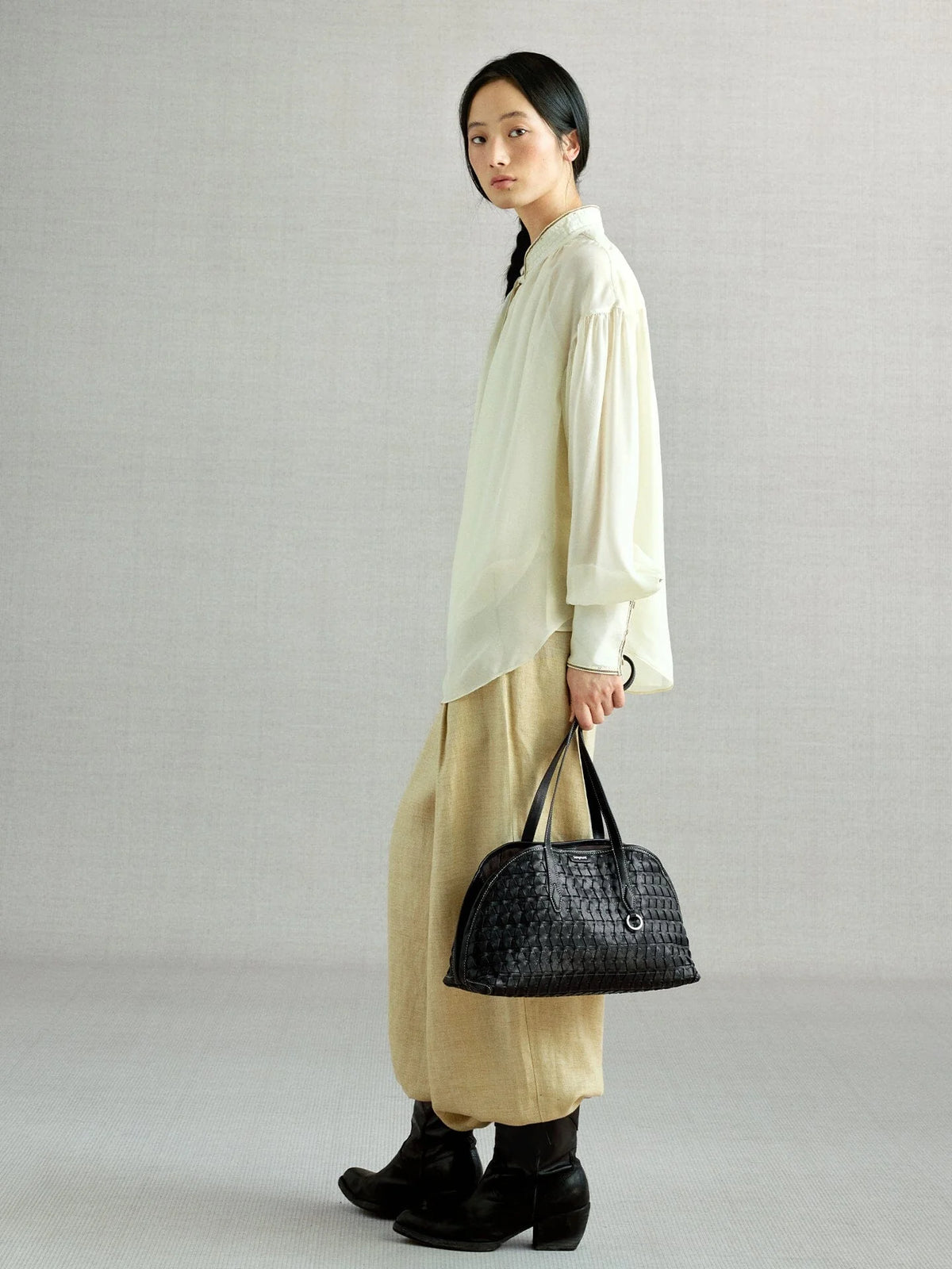 Handbag with lattice shellseeker pattern