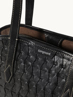 Handbag with lattice shellseeker pattern