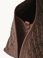 Handbag with lattice shellseeker pattern