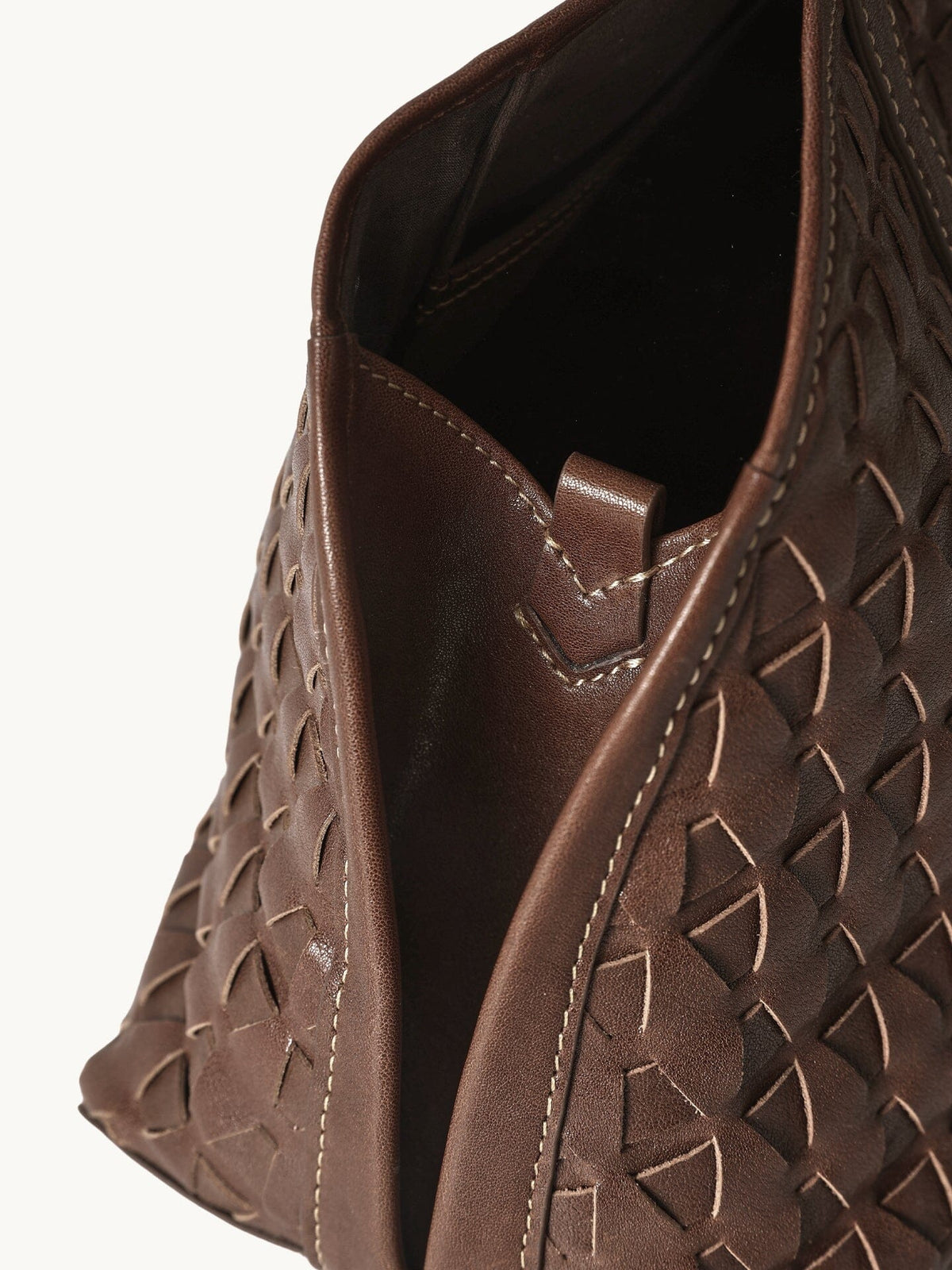 Handbag with lattice shellseeker pattern