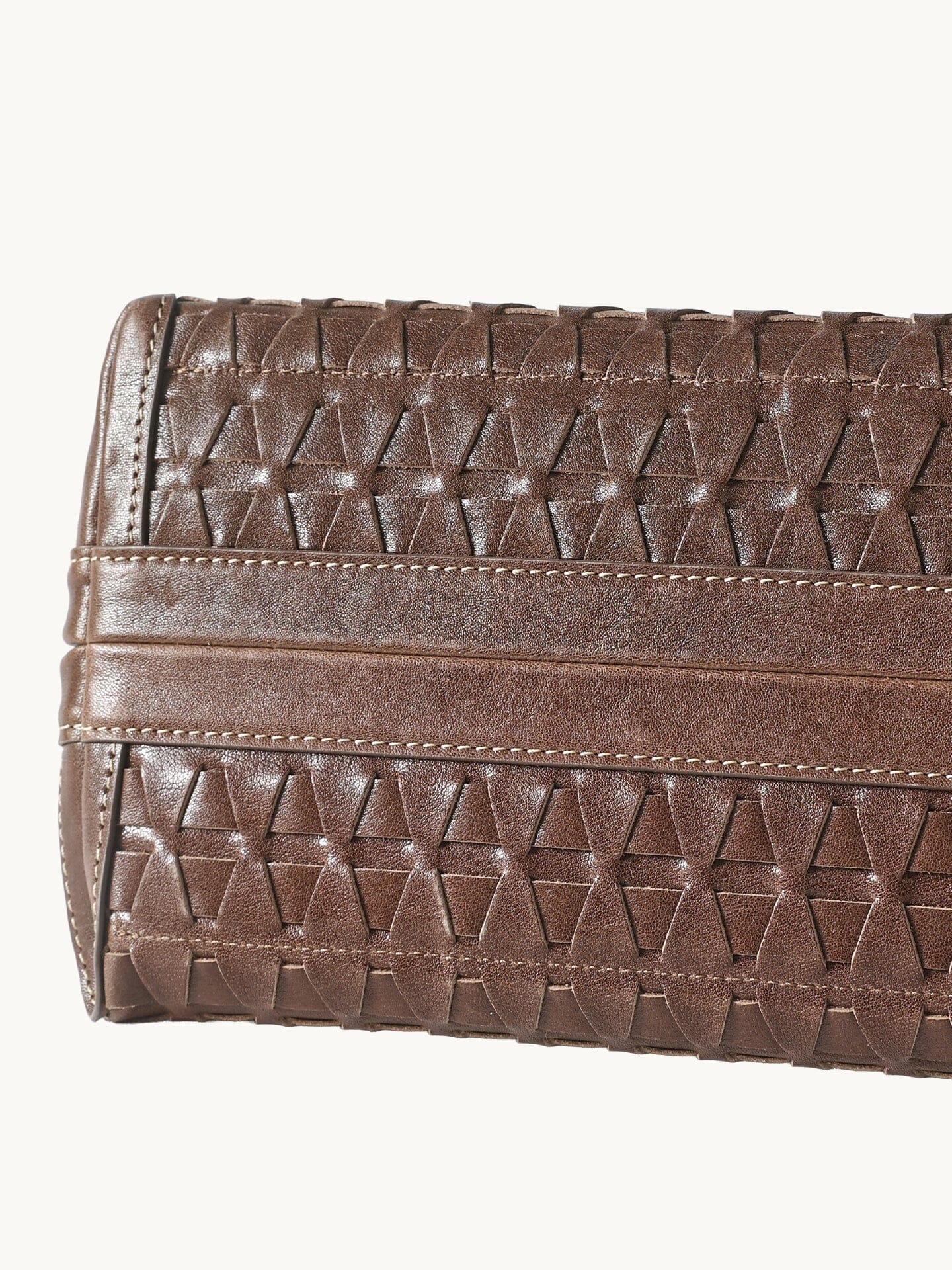Handbag with lattice shellseeker pattern